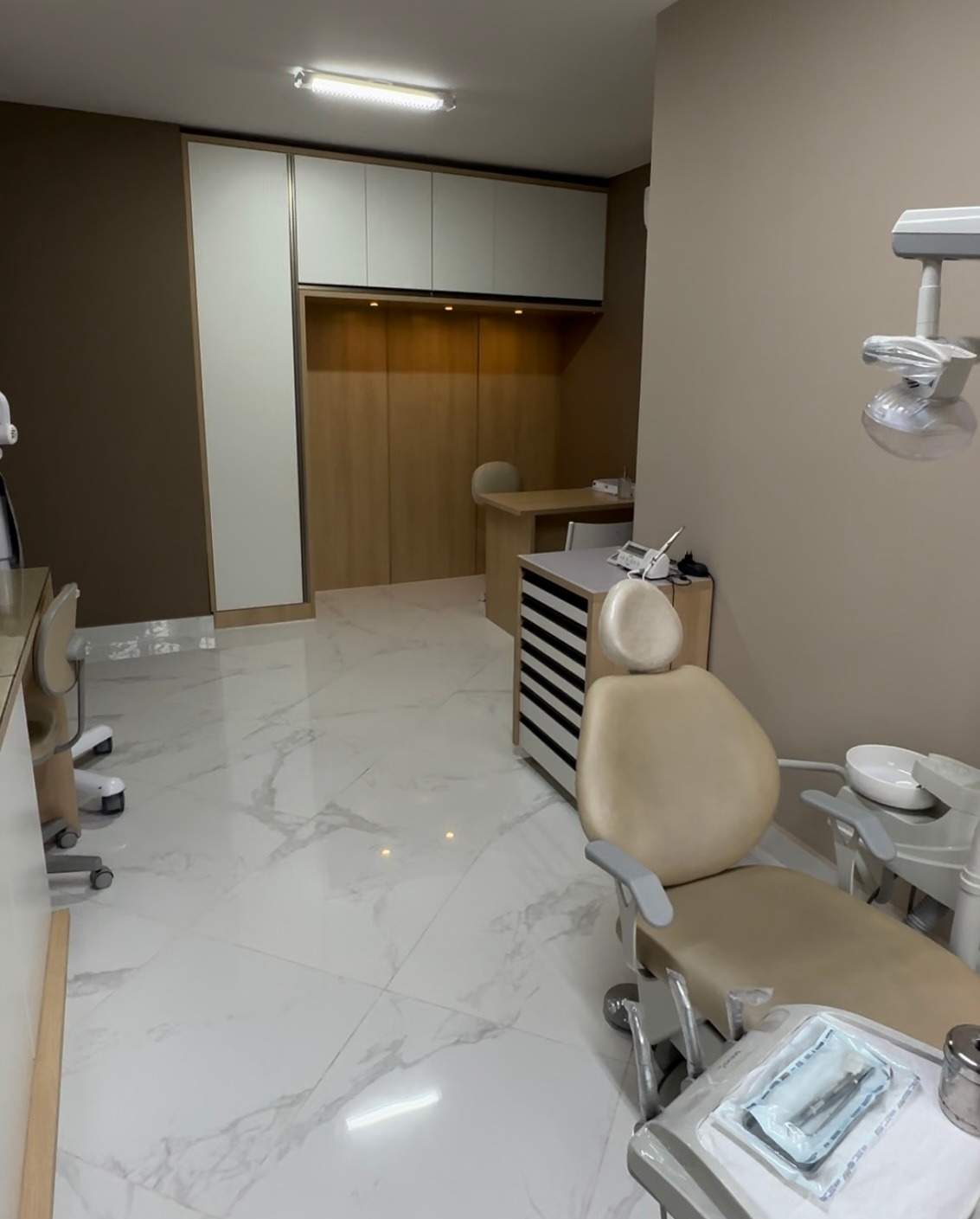 Sala clínica com piso em mármore